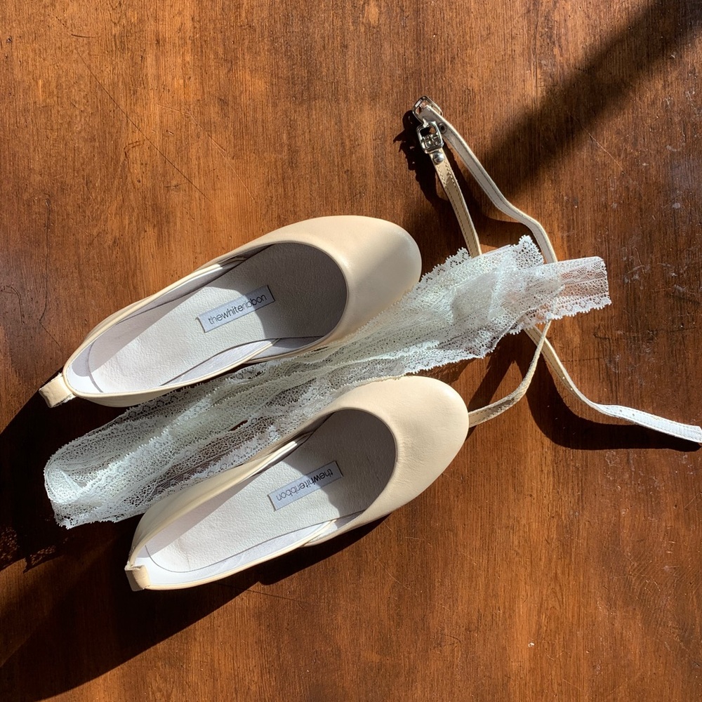 Flats, ballet shoe style. Off white